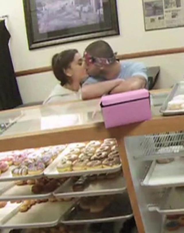 画像: ドーナツ舐め事件の時に、キスする姿が防犯カメラの映像で流出して交際が発覚した。