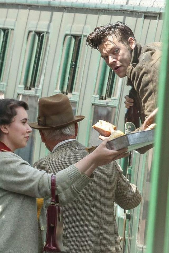 画像3: 1Dハリー・スタイルズ初の出演映画『ダンケルク』から最新の撮影風景をお届け