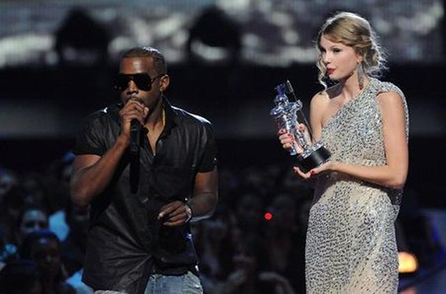 画像: 2009年のMTV VMAで、最優秀女性ビデオ賞を受賞したテイラーのスピーチをカニエが妨害。
