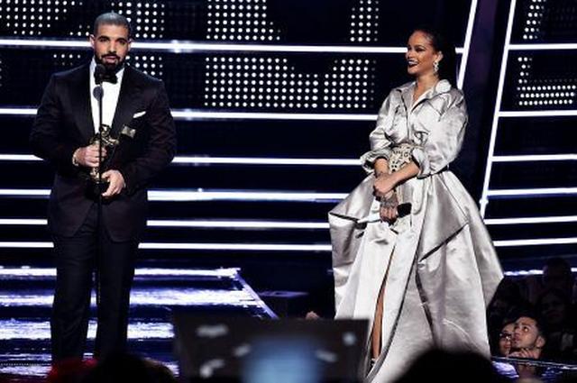 画像: MTV VMAでの「愛の告白」効果でロマンスが成就?リアーナとドレイクがいい感じ