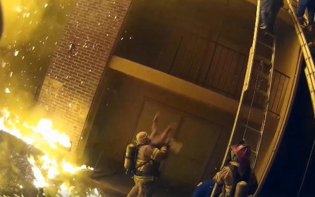 画像: 燃える建物の3階から落とされる子供をキャッチした消防士に拍手