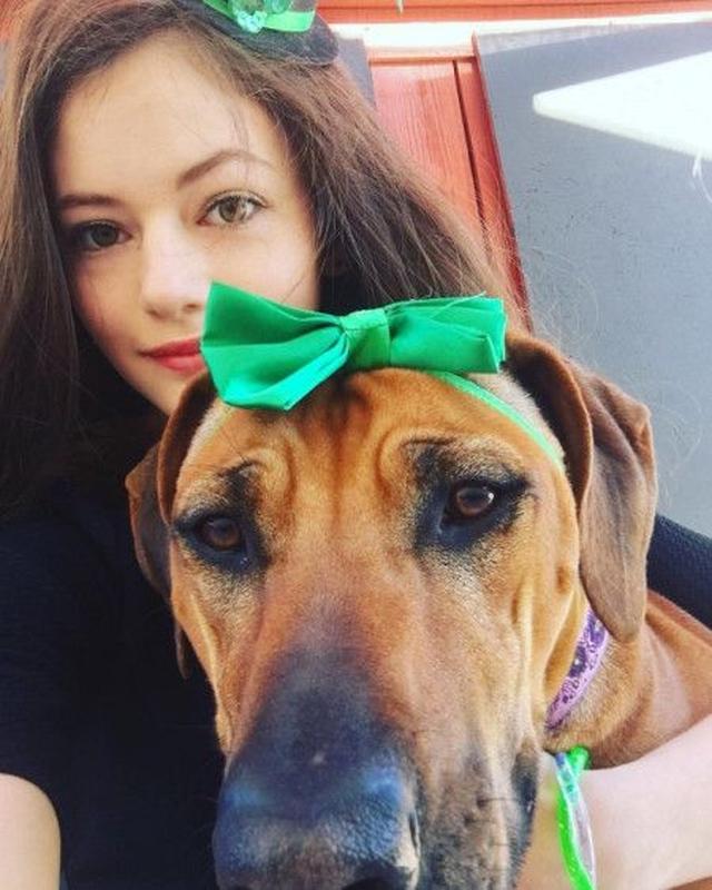 画像: 素顔は庭にやってきた小鳥の雛の面倒を見たり、愛犬をドレスアップしたりと動物が大好きな素朴で優しい性格。
