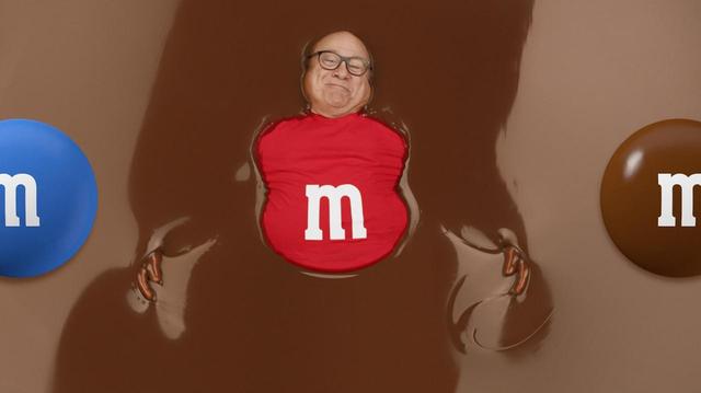 画像: 1億人が視聴するスーパーボウルで73歳大御所俳優がチョコまみれに
