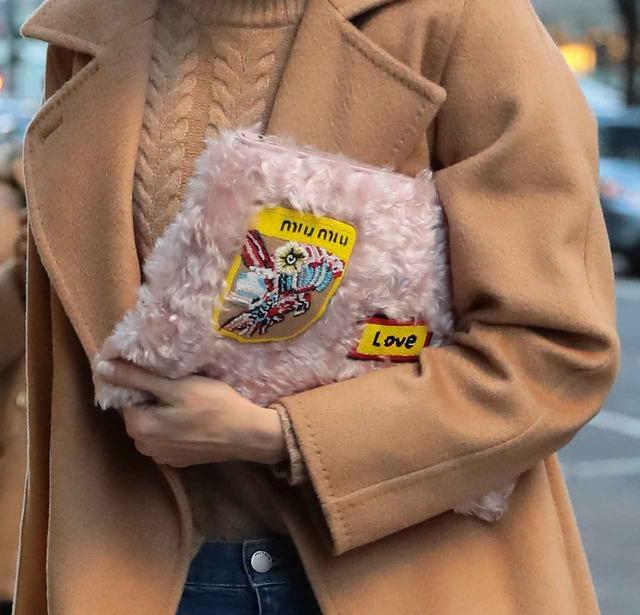 画像2: 人気モデルから学ぶ、キャメルコート×デニムで周りと差をつける方法