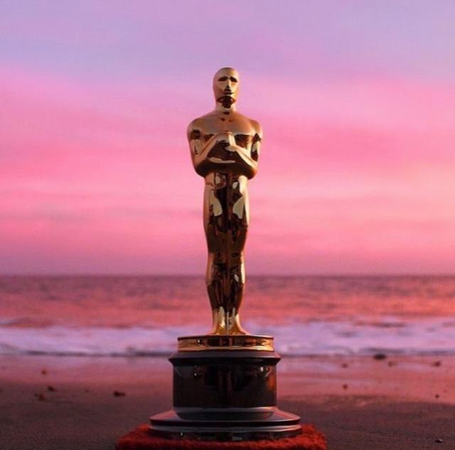 画像: 24カラットの純金でコーティングされたオスカー像は高さ34.29センチ、重さ3.85キロ。©Instagram/ theacademy