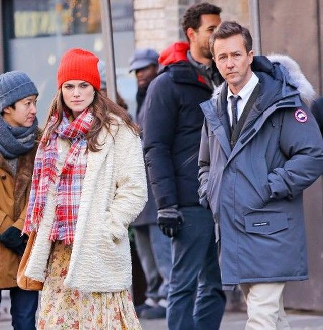 画像: キーラは今年12月全米公開予定の映画『コラテラル・ビューティ』に出演。右の男性は共演者の俳優エドワード・ノートン。