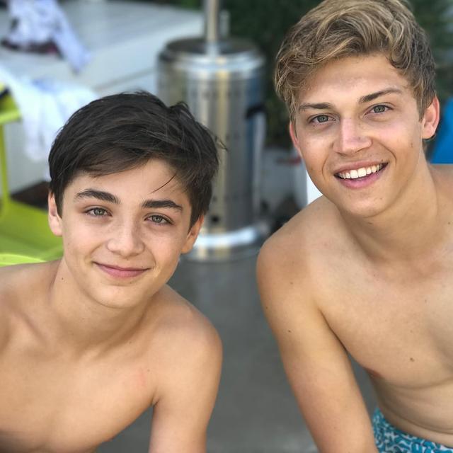 画像: リッキー(右)はアッシャーの3歳年上。©Asher Angel