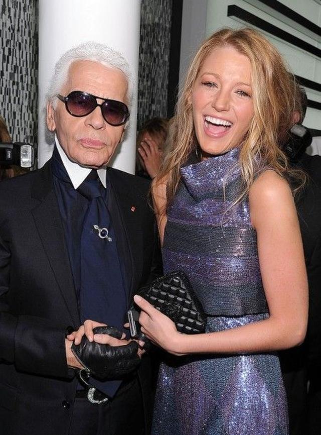 画像: カールが手がけるCHANELの大ファンで、彼を慕っている女優のブレイク・ライヴリーと。