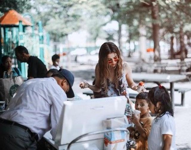 画像: 移動販売のアイスクリームを子供たちにごちそう。ⒸSelena Gomez
