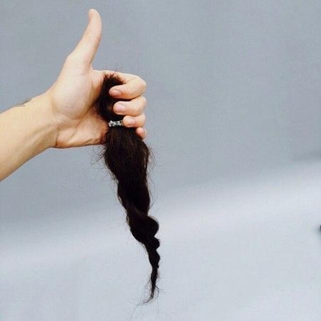 画像: ハリーはこの作品の役作りのために、これまでずっと伸ばしてきたロングヘアをばっさりとカット。俳優業に挑戦する意気込みが感じられる。