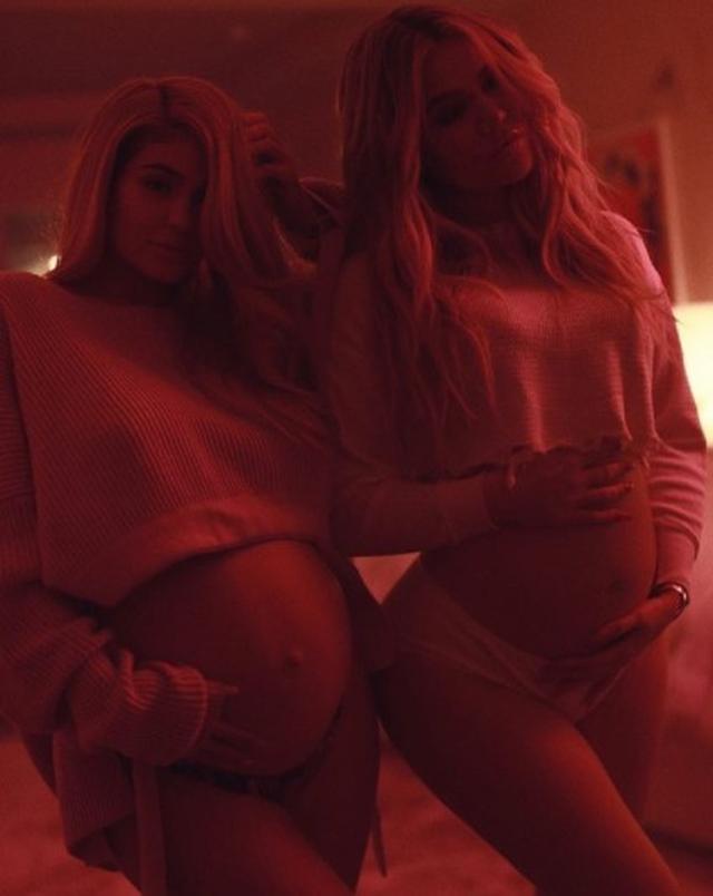 画像: 義理姉クロエ・カーダシアン(右)と写るカイリー(左)。@ Khloe Kardashian