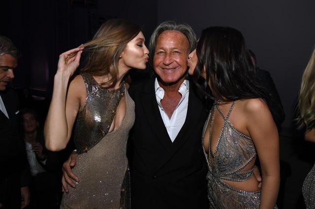 画像: ジジ(左)とベラ(右)から頬にキスをされるハディッド氏。