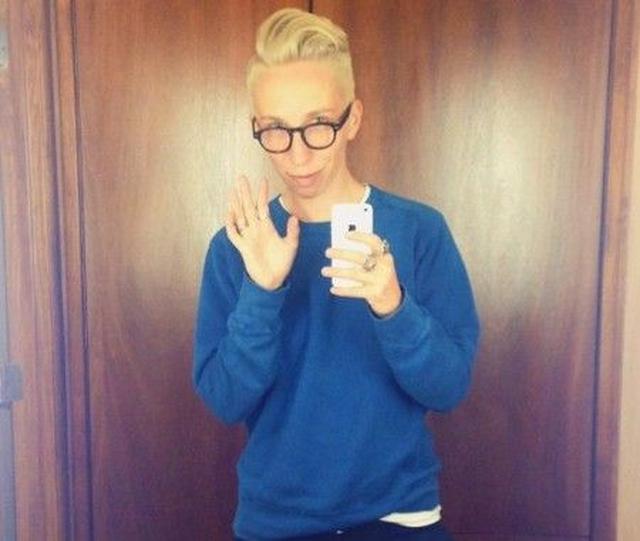 画像: LGBTコミュニティで有名なフォトグラファーのアイオ。生まれは女性ながら、「男性・女性と決めつけない」という考え方を広めている。