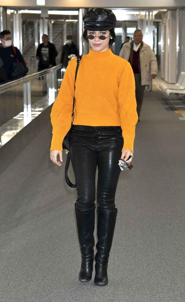画像: マスタードイエローのハイネックニットはTOPSHOP。