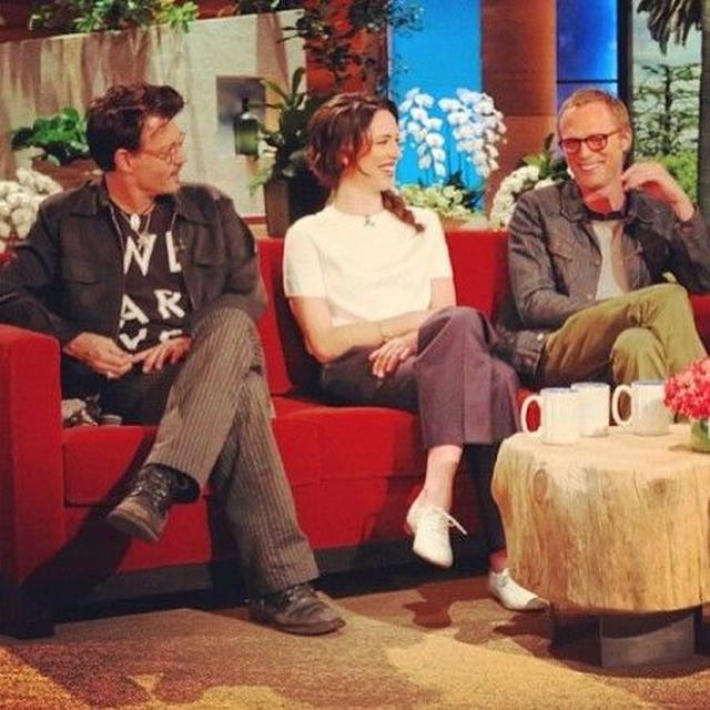 画像: 2014年に、アイオのLGBTプロジェクトのTシャツを着てTV番組に出演するジョニー。