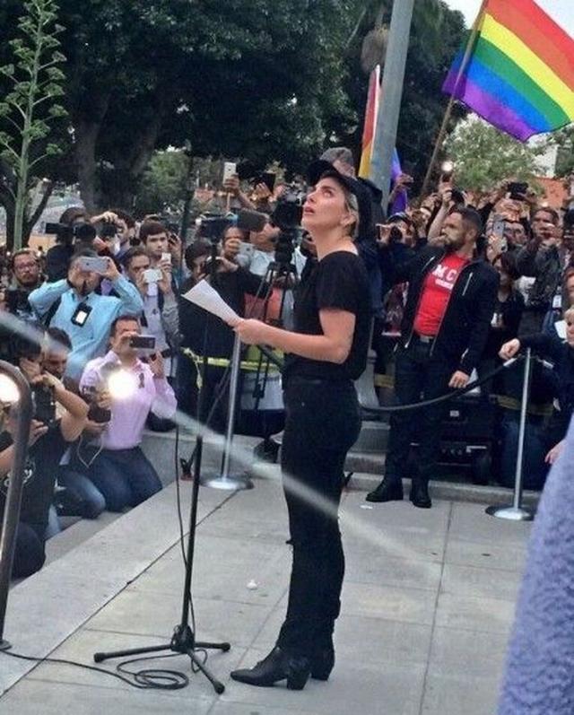 画像1: LAでの追悼イベントでは、ガガが号泣