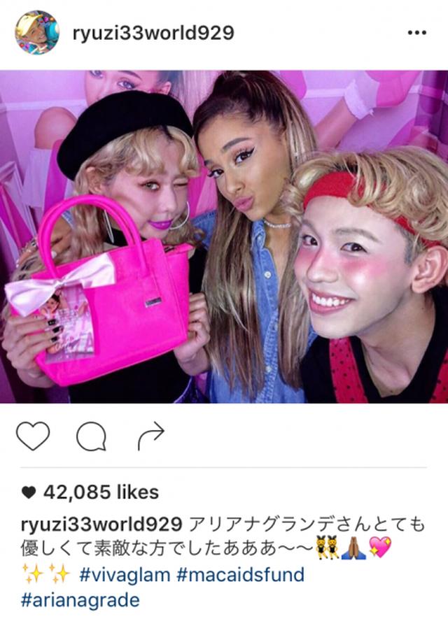 画像: プレスイベントには日本の有名人たちが多数集結。アリアナと初対面したタレント・カップルのぺこ&りゅうちぇるは、感激の様子でアリアナとのショットをインスタグラムで公開していた。Ⓒ ryuzi33world929