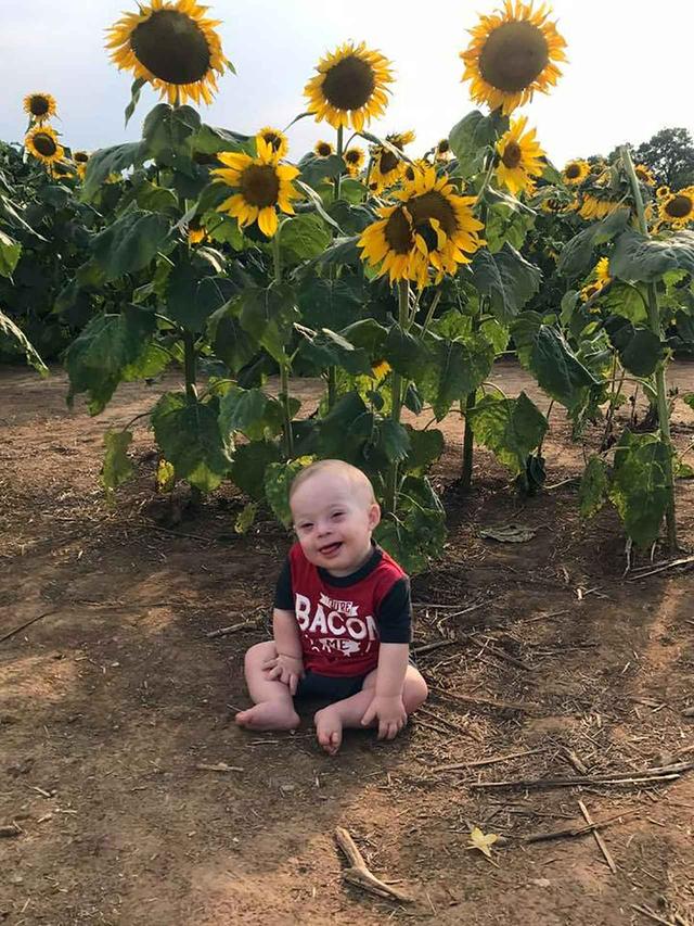 画像1: 14万人の中からダウン症の男の子が勝ち取った、米大手企業の広告塔