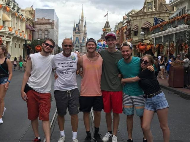 画像1: ディズニーにあるTシャツを着ていった男性が、自分の命を自分で救う