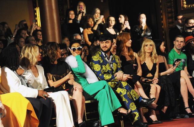 画像: カーディはそのほかのたくさんのブランドのショーにも招待。Christian Siriano(クリスチャン・シリアーノ)のショーにて。グリーンのスーツがカーディ。