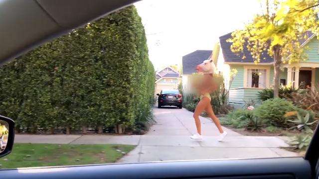 画像3: トップレスで疾走