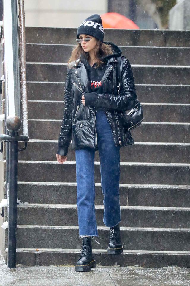 画像: 16歳モデルのカイア・ガーバー、雪にも負けないあったかデニムコーデ