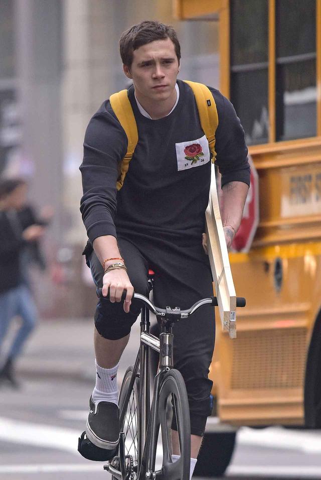 画像: 自転車で大学へ向かうブルックリン。