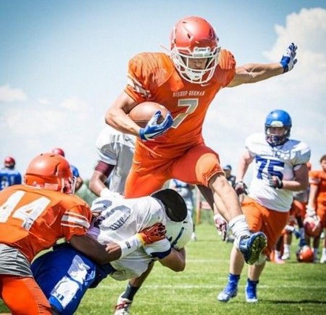 画像: 高校ではアメフト部のスター選手として活躍。祖父譲りのマッチョ体型に磨きをかけた。