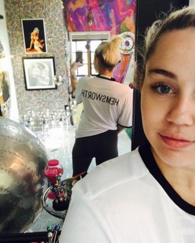 画像: マイリーと『ハンガー・ゲーム』俳優の2度目の婚約、Tシャツで順調宣言