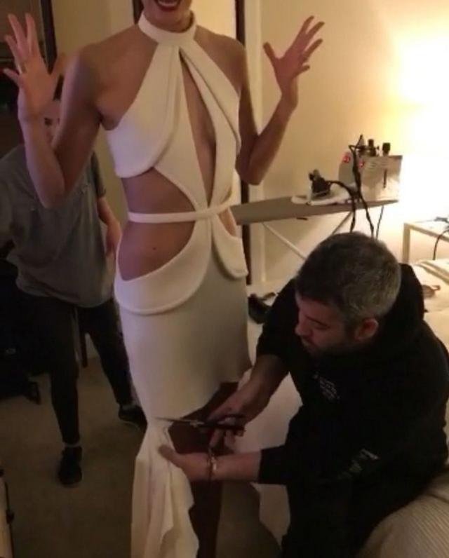 画像: 「新しいドレスに着替える代わりに、ブランドンがドレスをカットしてくれたわ!」とカーリー本人もご満悦だった。