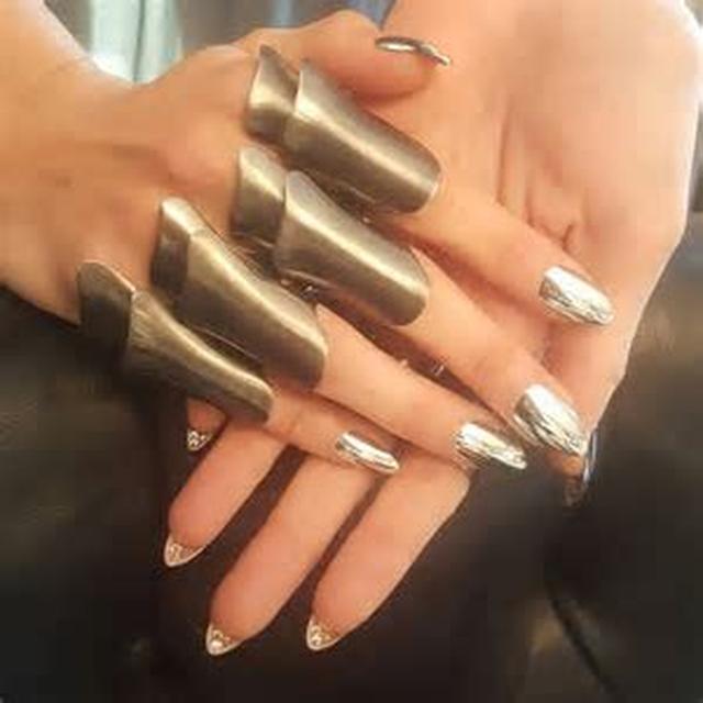 画像: 裏側にはラインストーンが。 Ⓒnailsbymarysoul / KISS NAILS