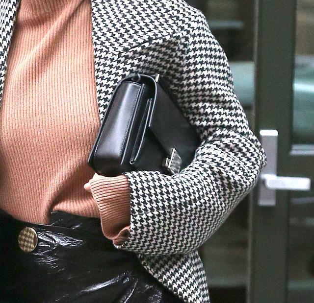 画像2: ロージー・ハンティントン・ホワイトリーがシンプルニットを着こなすとこうなる