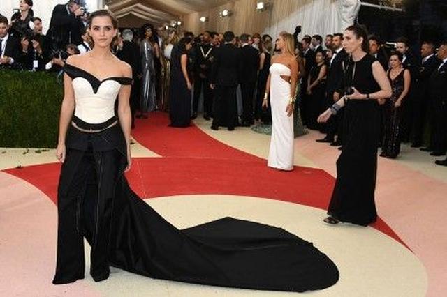画像: 一見ドレスのように見える長いトレインが特徴的なエマの5ピーススーツは、ペットボトルをリサイクルした素材で作られたもの。エコ推進のメッセージが込められている。