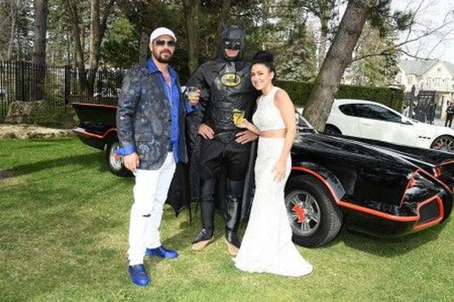 画像: ジェレミーと婚約者のチェルシーは2年の交際を経て今年2月に婚約。展示されていたヴィンテージのバット・モービルの前でバットマンと記念撮影。