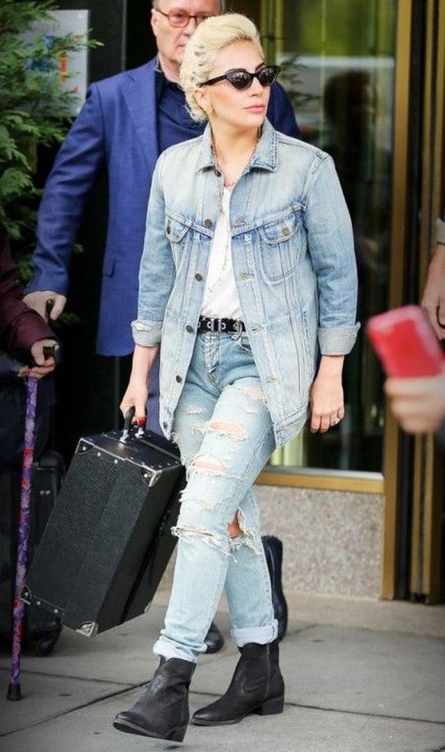 画像: 王道のボーダーTシャツも小物使いでガガらしく