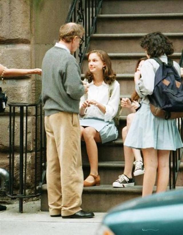 画像: 1997年公開のアレン監督作『世界中がアイ・ラヴ・ユー』に出演した当時14歳のナタリー。カメラに背中を向けて演技指導をしているのがアレン監督。