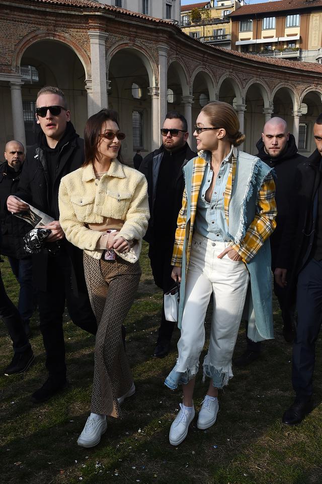 画像2: ベラ・ハディッド、泣いてしまったファンに駆け寄ってハグ【写真】