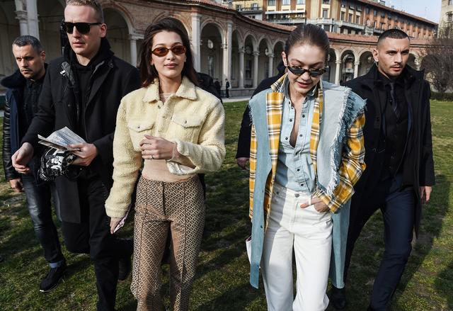 画像1: ベラ・ハディッド、泣いてしまったファンに駆け寄ってハグ【写真】