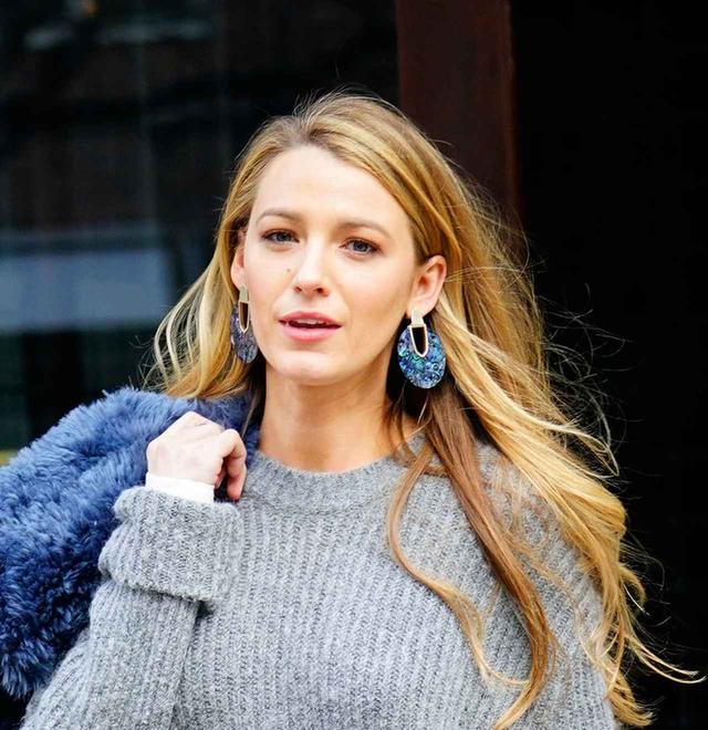 画像3: 娘も思わず反応!ブレイク・ライヴリー、冬のミニ丈ニットワンピコーデ