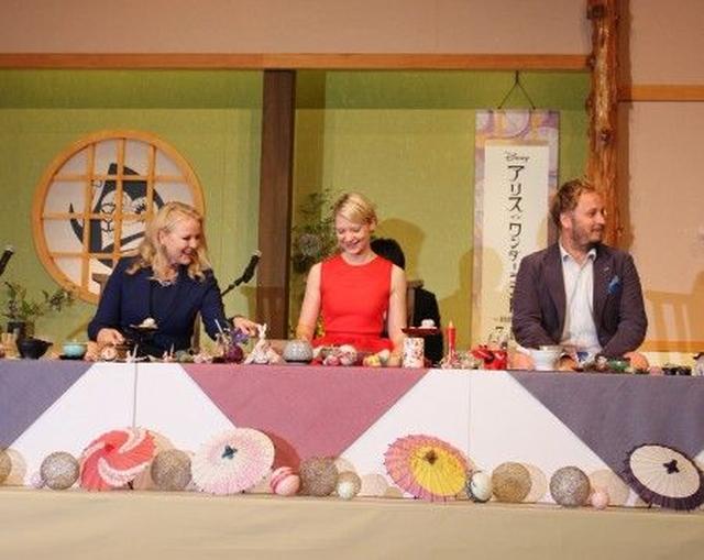 画像: 日本の名産品をながめるミア(中央)。