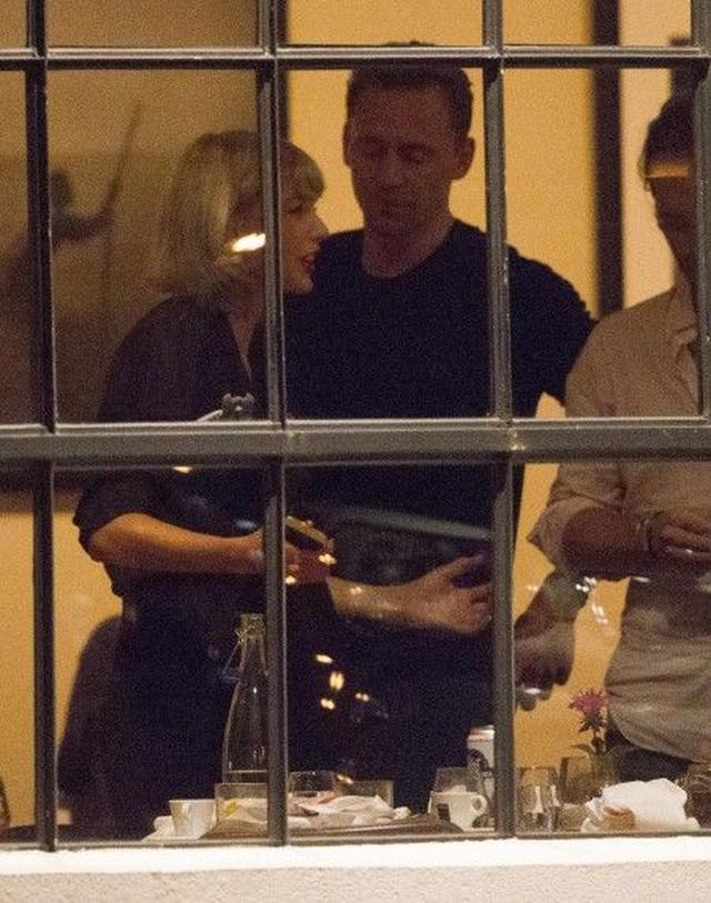 画像2: 【写真アリ】テイラー・スウィフトが地元友だちに恋人の俳優トム・ヒドルストンを紹介