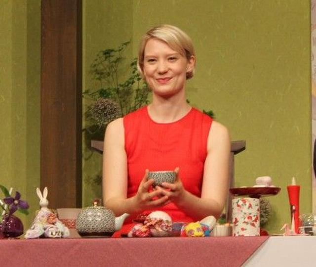 画像: 『アリス・イン・ワンダーランド』の女優ミア・ワシコウスカが、富山県の和菓子を絶賛