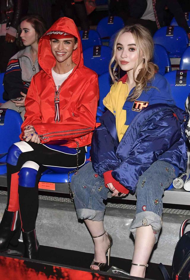 画像: 女優のルビー・ローズとシンガーのサブリナ・カーペンター。