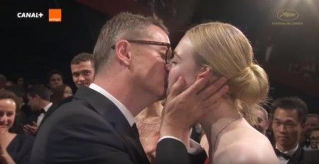 画像1: 18歳のエル・ファニング、カンヌ国際映画祭で年上男性から突然キス! その相手とは