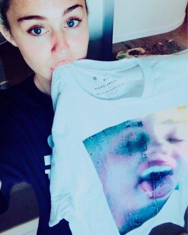 画像: 制作したチャリティTシャツを掲げて。