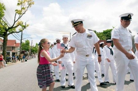 画像1: 『ウォーキング・デッド』の俳優ノーマン・リーダスは、海軍からも大人気!