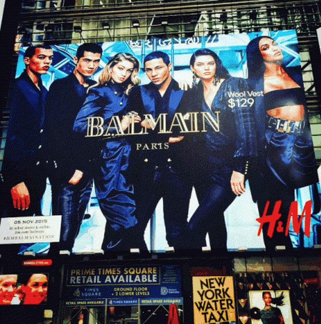 画像: ニューヨークの街に飾られたH&M×Balmainのポスター。モデルたちに囲まれ、真ん中にいるのがオリヴィエ。