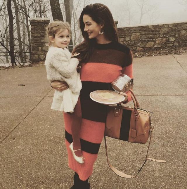 画像: ママ譲りの美少女に成長中の娘、ディクシーちゃんは現在3歳。 Ⓒlilyaldridge