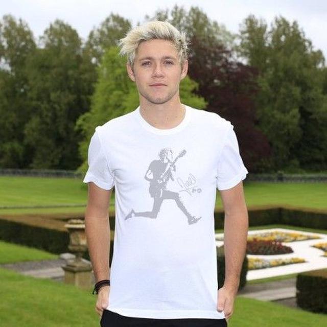 画像1: 1DのナイルがデザインしたチャリティTシャツ、2日で1800万円の売り上げ