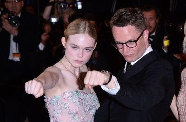 画像: エルと監督は仲よく同じポーズで写真を撮ることが多く、かなり仲がよさそう。